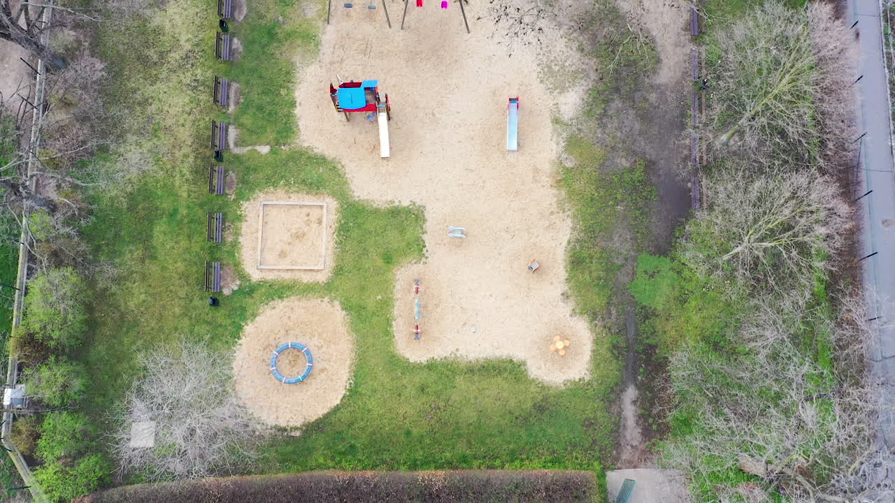 вид с воздуха под большим углом, пустая безлюдная детская площадка во время вспышки вируса ковид-19 и блокировки города, съемка с беспилотника сверху вниз