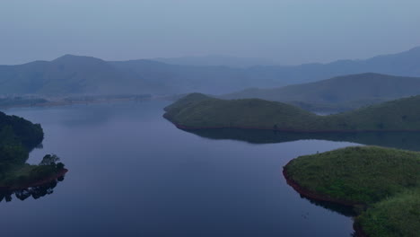 Vagamon-Wiesen-Lue-Wasser-Und-Wiesen-Schatten