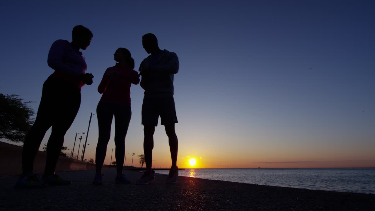 해가 지는 동안 달리는 실루의 다민족 친구들