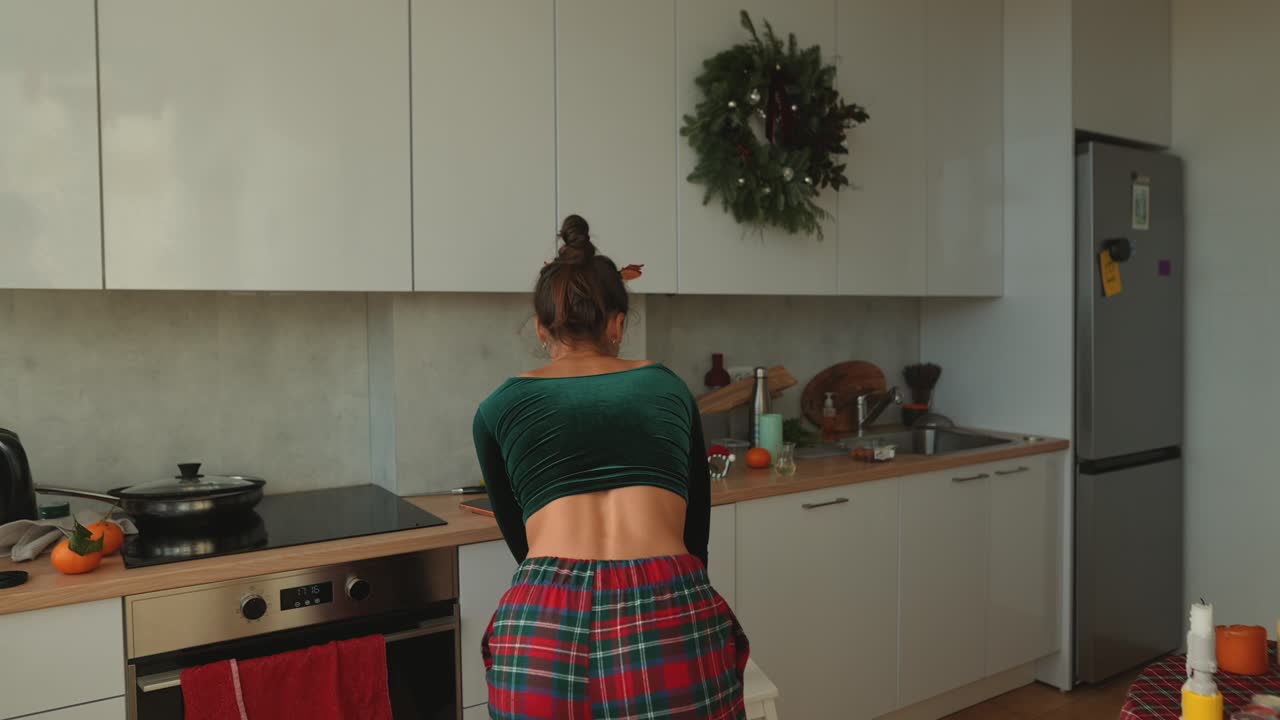 Donna in cucina con decorazioni natalizie