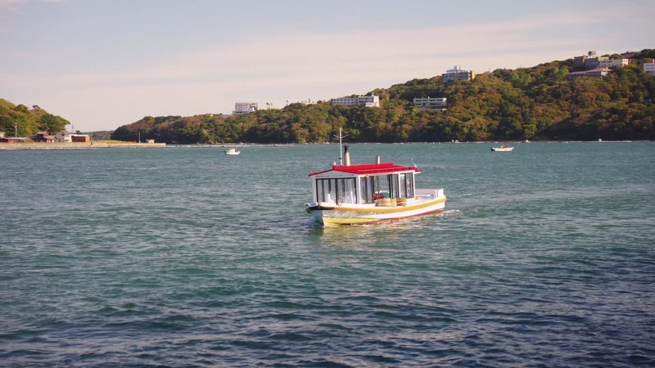 un pequeño y lindo barco llega a la bahía de toba para la exhibición de buceo de perlas ama 4k.