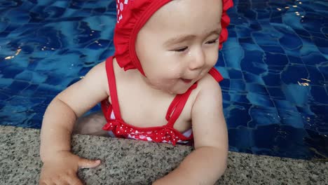 Niña-Caucásica-En-Lindo-Traje-De-Baño-Disfrutando-Del-Agua-En-Una-Piscina-Cubierta