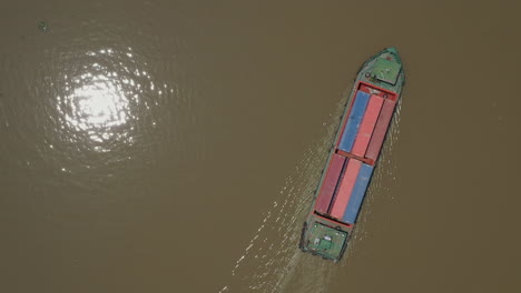 Ansicht-Von-Oben-Nach-Unten-Eines-Frachters,-Der-Schiffscontainer-Auf-Einem-Südostasiatischen-Fluss-Transportiert