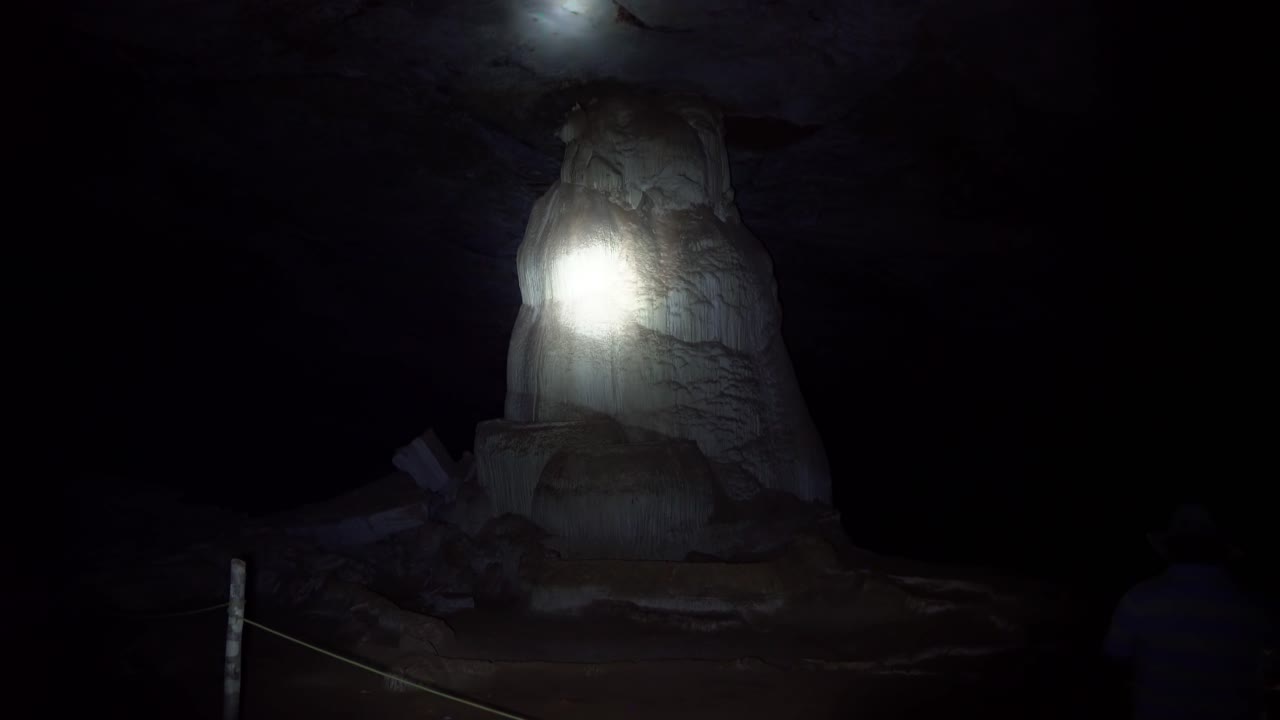 toma manual de una linterna iluminando una enorme columna de cueva dentro de la famosa cueva lapa doce en el parque nacional chapada diamantina en bahia, noreste de brasil