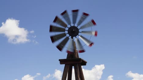 Tilt-up-En-Molino-De-Viento-De-Granja-Tradicional,-Williams,-Arizona