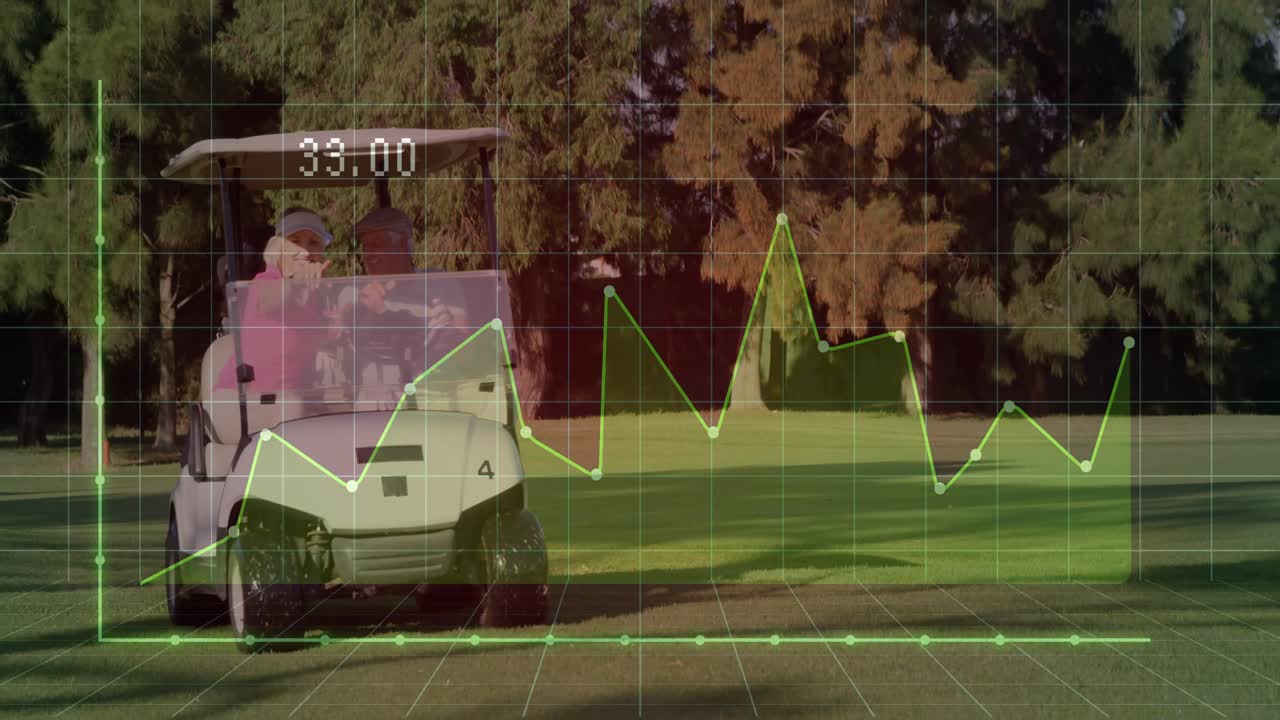 Donna alla guida di un golf cart, mentre una sovrapposizione mostra un grafico sportivo di tracciamento con dati variabili per l'analisi.