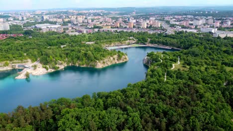 Türkisfarbenes-Wasser,-Umgeben-Von-üppigen-Wäldern,-Bietet-Einen-Ruhigen-Rückzugsort-In-Der-Nähe-Der-Stadt