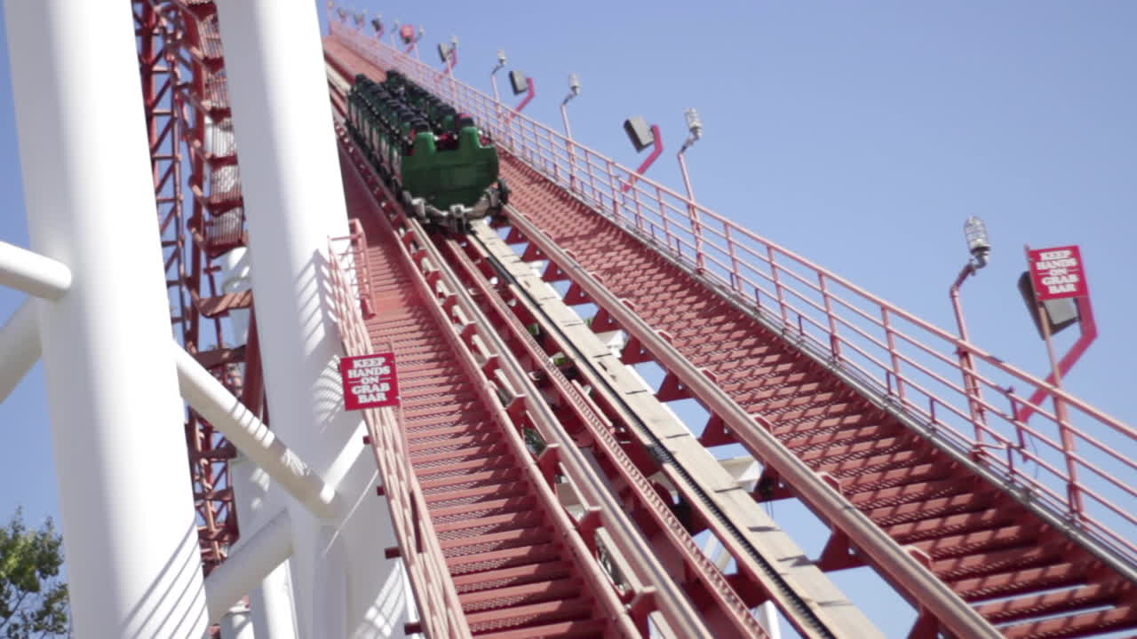 día de diversión en el parque de atracciones