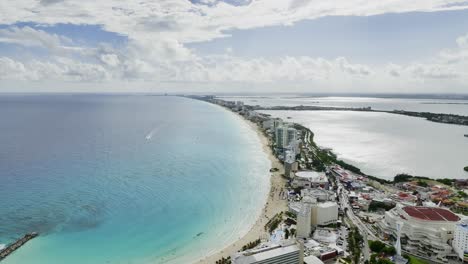 Vista-Aérea-Con-Vistas-A-Las-Playas-De-La-Zona-Hotelera,-En-El-Soleado-Cancún,-México---Reversa,-Tiro-Con-Drones