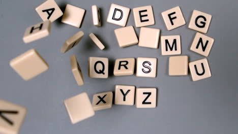 letras de plástico rebotando y mostrando el alfabeto
