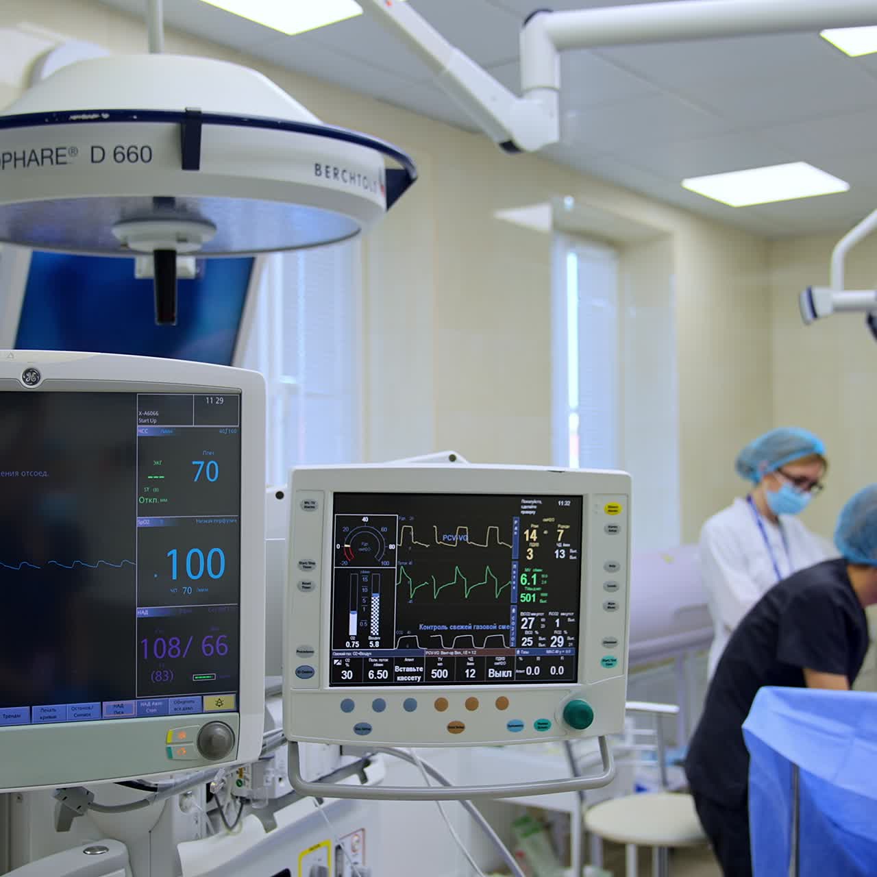 Procedura chirurgica eseguita da un gruppo di dottoresse. Schermi del sistema di ventilazione polmonare artificiale in funzione in primo piano