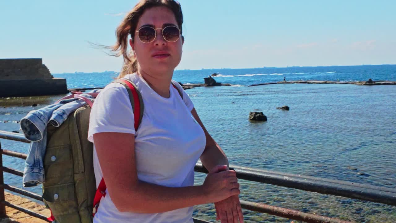 Vista di profilo di una turista che esplora la storica passeggiata di Acri.