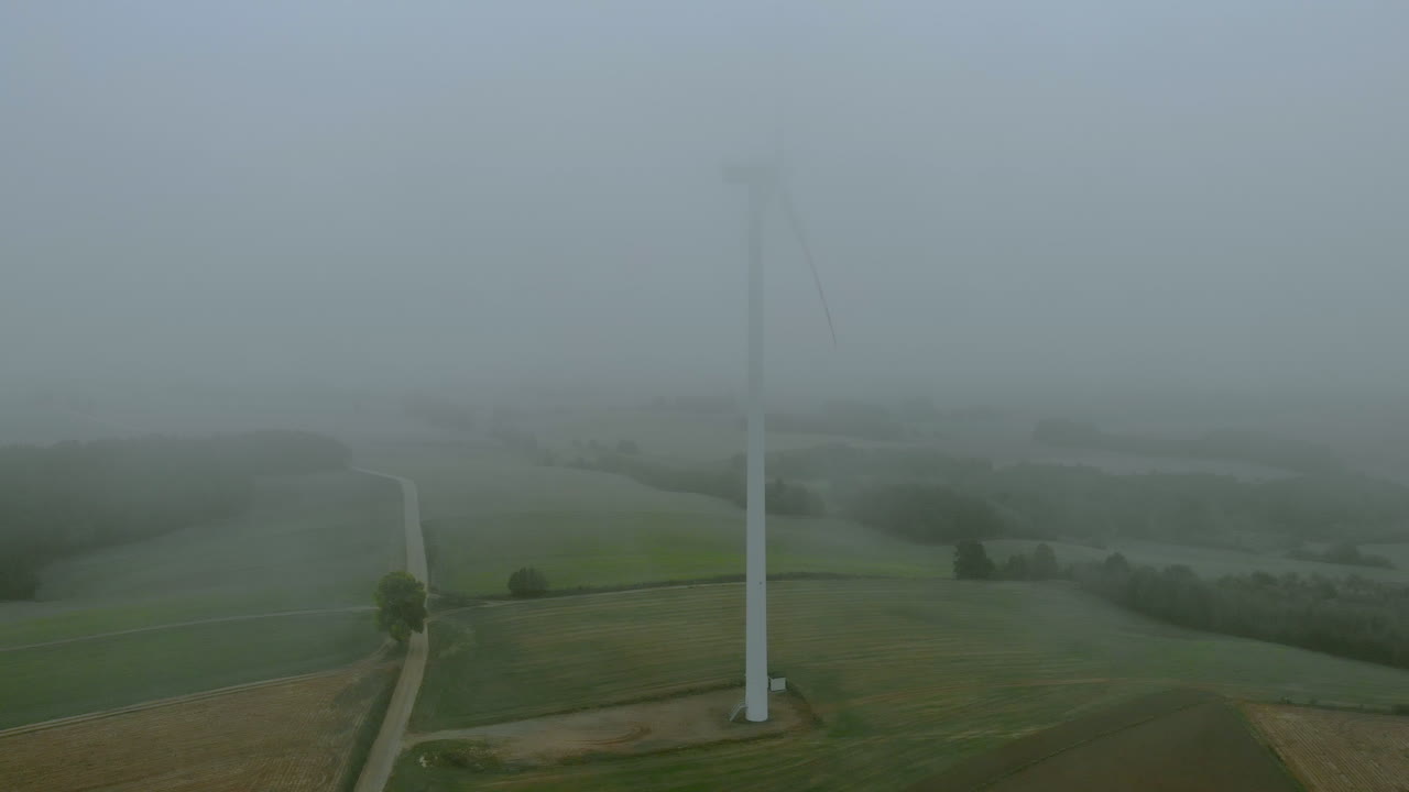 풍력 발전소, 안개 속의 풍차, 주변의 회색 풍경, 탁 트인 들판의 재생 에너지, 자연 경관 아래, 녹색 에너지가 중요합니다.