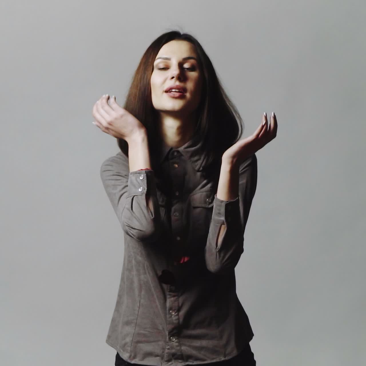 una mujer soplando confeti.