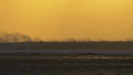 Meerblick-Mit-Brechenden-Wellen-Bei-Sonnenuntergang