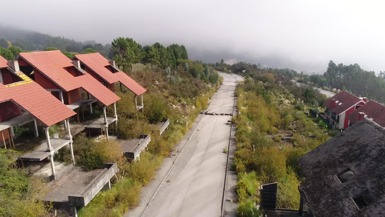 vista aérea de la construcción de casas inacabadas