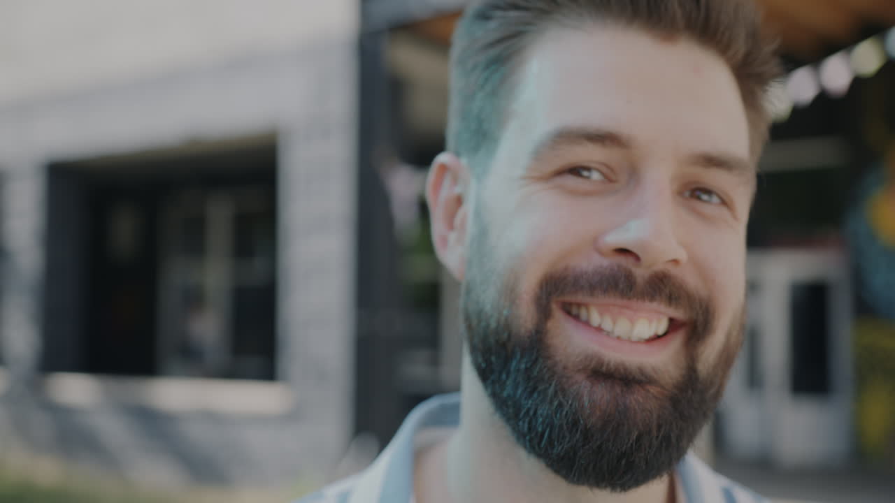 Il ritratto di un uomo sorridente