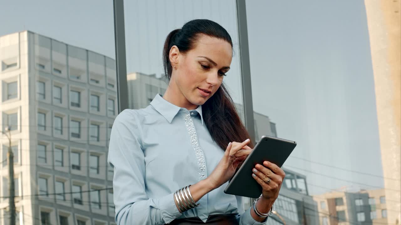 mujer de negocios trabajando en una tableta fuera de la oficina