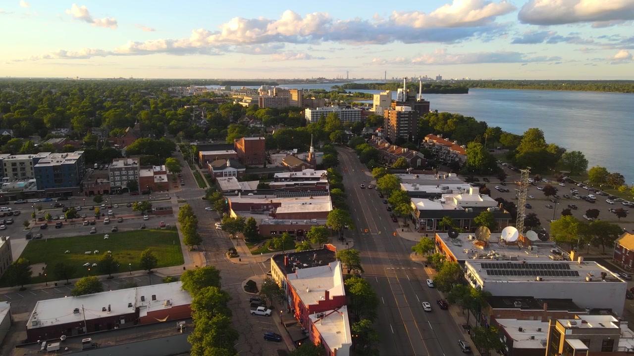 Centro di Wyandotte, Michigan, USA, sul fiume Detroit, vista aerea con drone