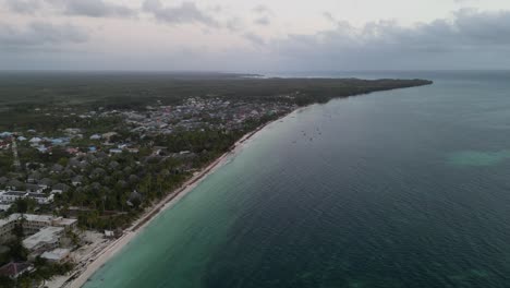 resorts de playa y casas en la playa de uroa, isla de zanzíbar, tanzania, áfrica, tiro aéreo a la derecha