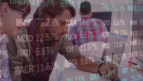 animación del procesamiento de datos financieros sobre personas de negocios en la reunión