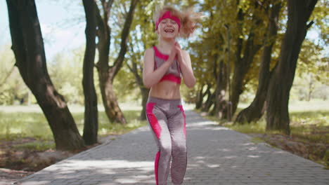 Atlético-Fitness-Deporte-Corredor-Niña-Terminando-La-Competencia-De-Carreras,-Campeón-Ganando-Maratón