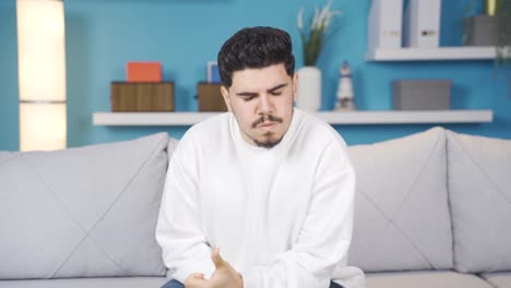 joven enojado. los gestos.