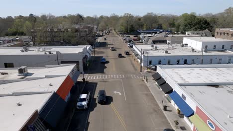 Downtown-Oxford,-Mississippi-skyline-and-traffic-with-stable-drone-video