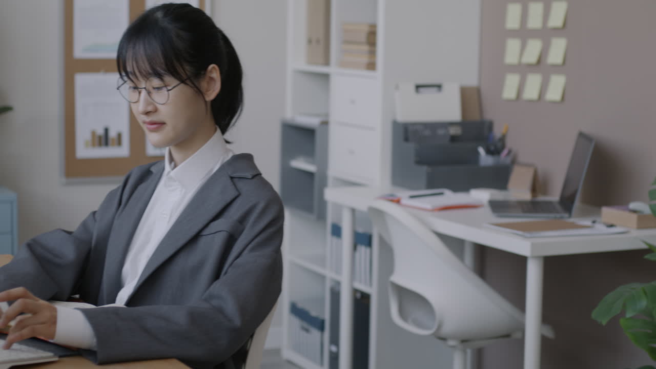 현대 사무실 에서 컴퓨터 를 사용 하는 여자