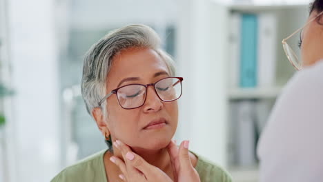 médico, paciente anciano y manos en el cuello