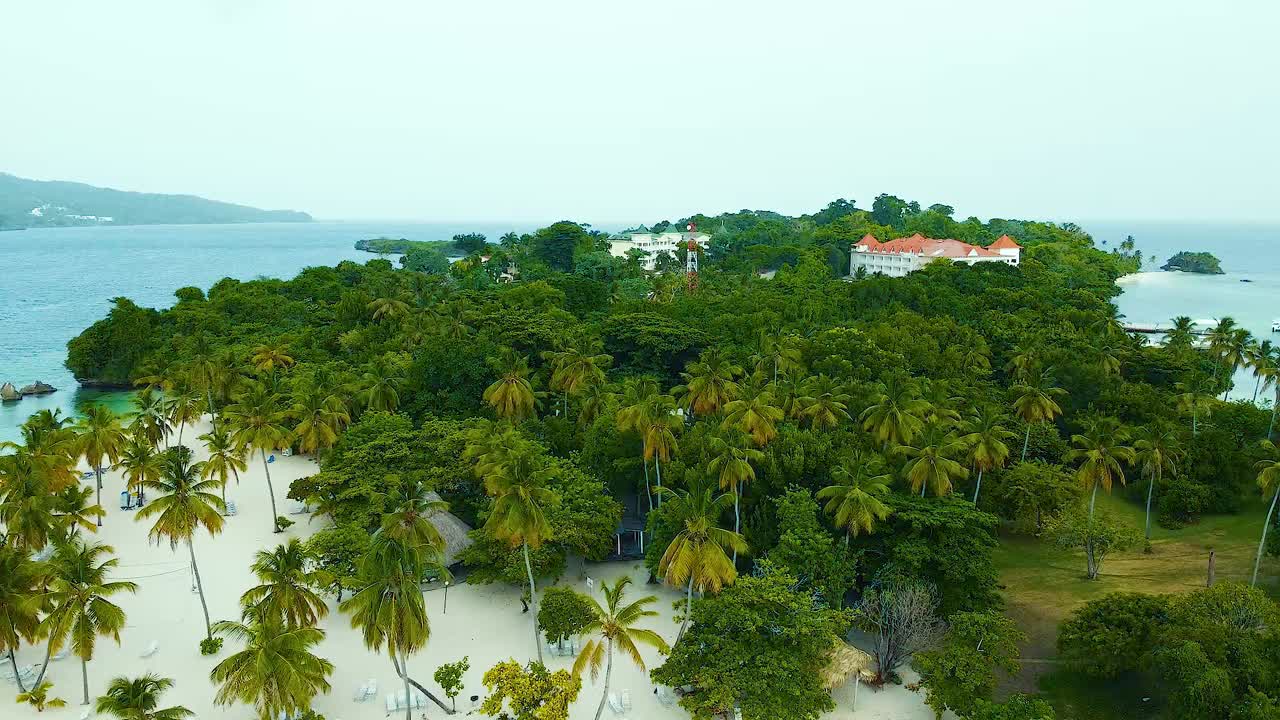 hotel en medio de la selva tropical en una isla caribeña, cayo