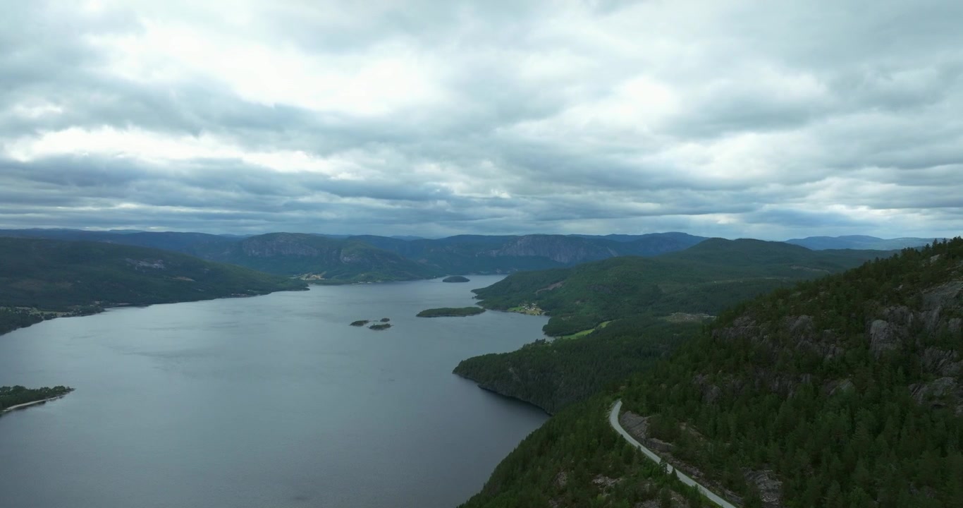 Luftfoto af Fyresdal sødal i Norge, omgivet af skovklædte bjerge, der viser en fjorddal.