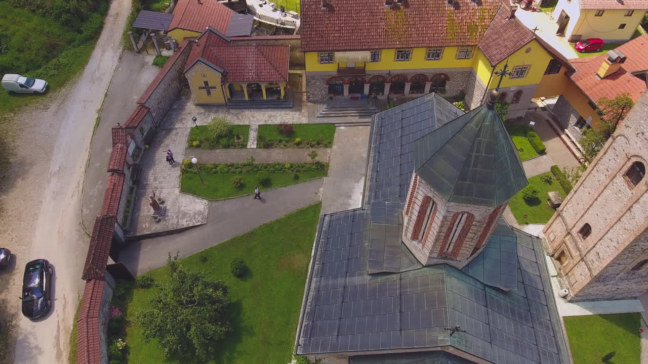 un arte de la belleza de cualquier instituto cristiano, el monasterio de rača, situado en las cercanías de bajina bašta, una increíble y hermosa ciudad verde en el oeste de serbia
