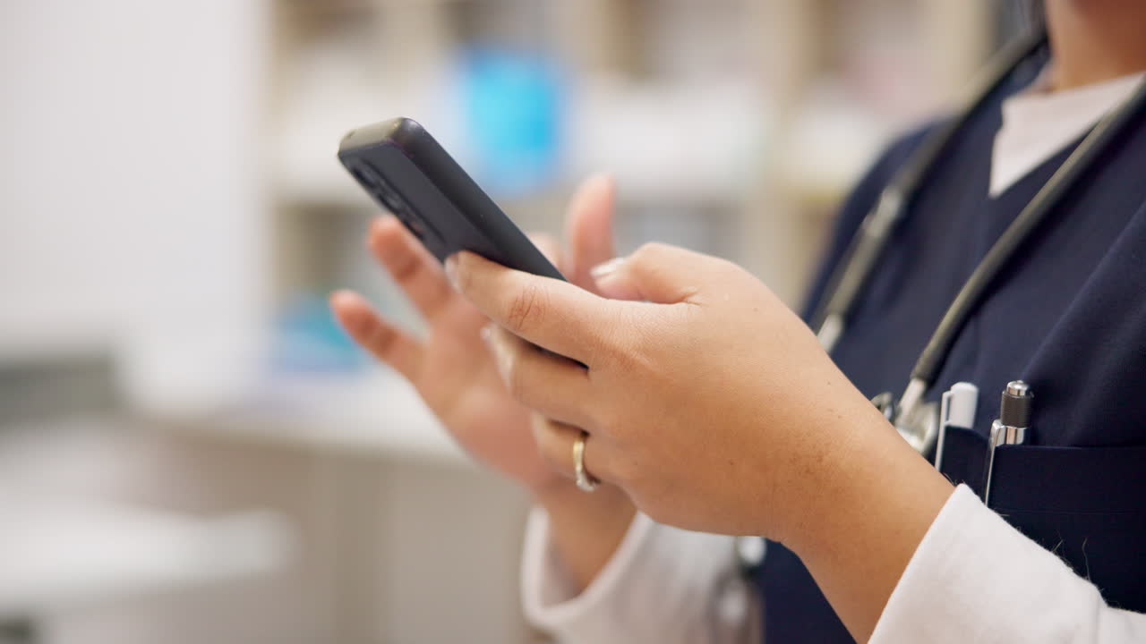 mujer, teléfono y enfermera escribiendo para la investigación