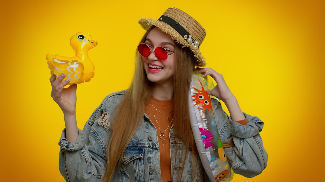 путешественник турист студентка танцует шутит с плавательным кольцом и уткой игрушка путешествие по выходным