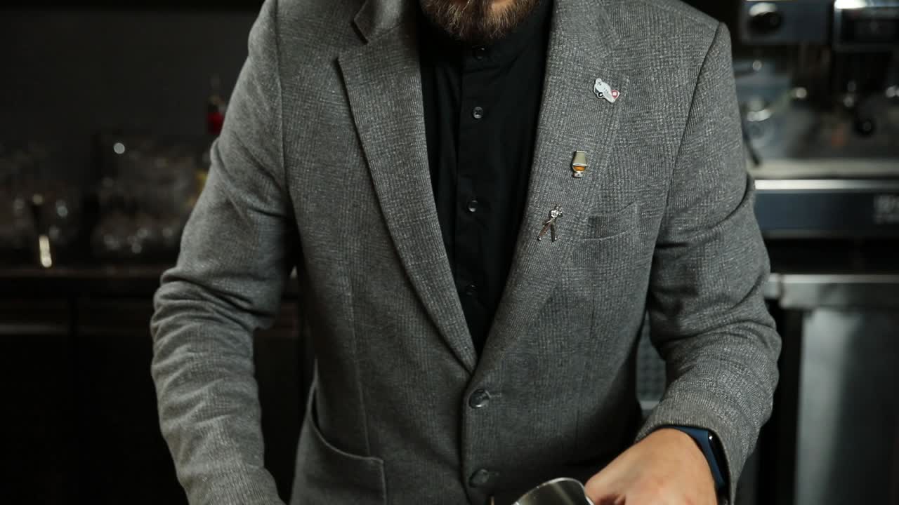 el camarero preparando un cóctel.