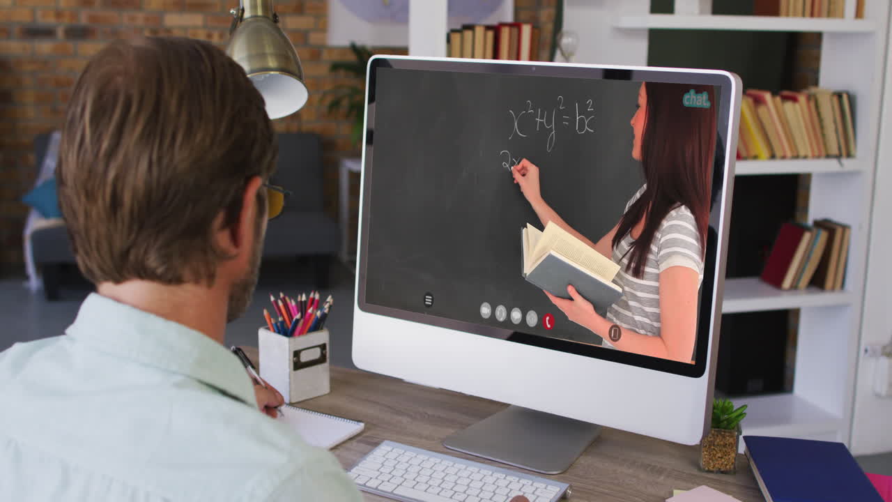 estudiante caucásico usando la computadora en videollamada con una maestra