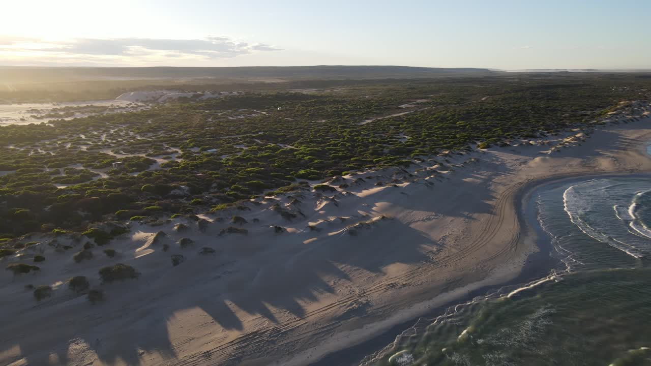 원시 해변과 모래 언덕 위의 드론 항공기