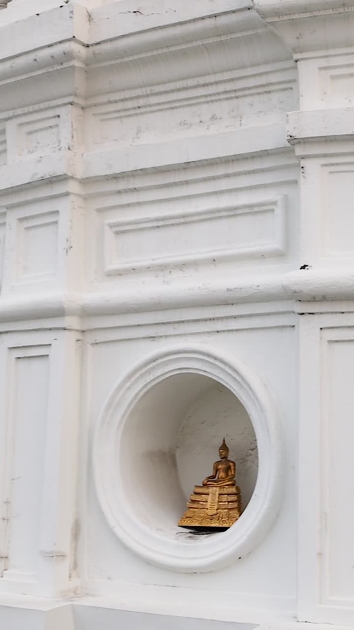 pagoda blanca con estatuas de buda de oro en bangkok