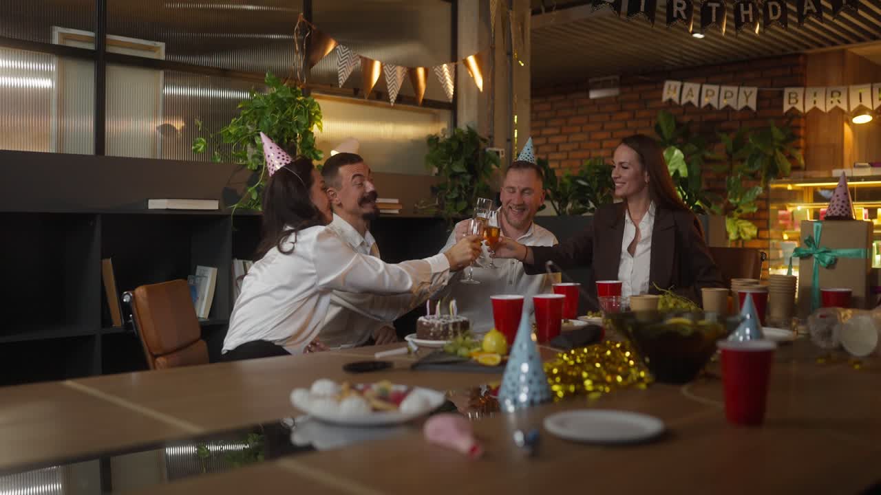 celebración de cumpleaños de la oficina