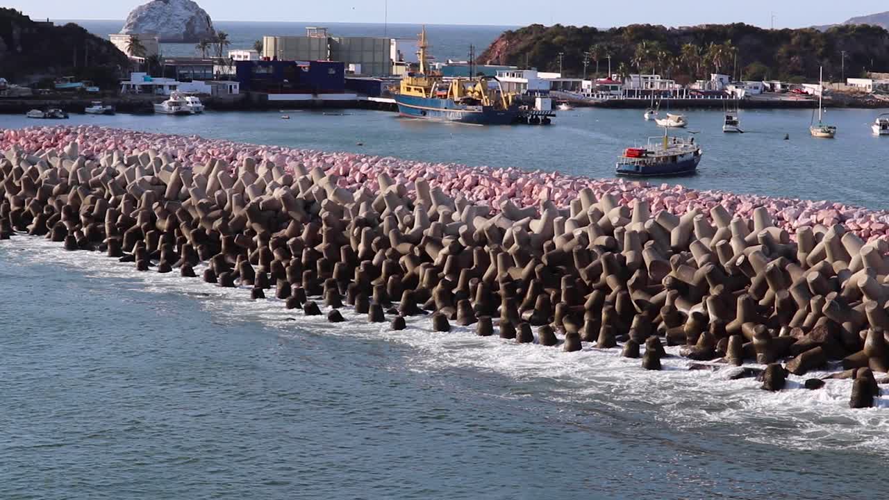 마자틀란에서 이상하게 보이는 바위 항구