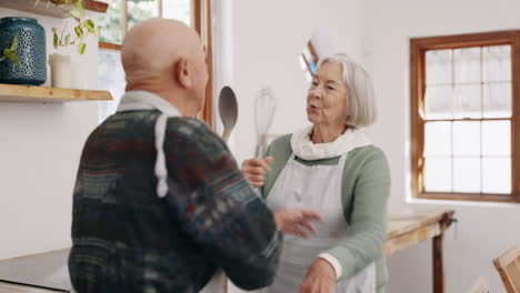 Cocina,-Canto-Y-Pareja-De-Ancianos-Bailan-Juntos.