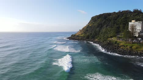 Surfer,-Wellen,-Aussicht---Bergstrand-Des-Burleigh-heads-nationalparks---Australien