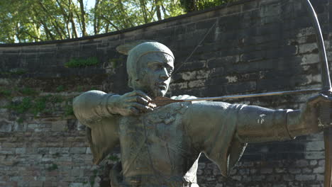 estatua histórica de robin hood en el castillo de nottingham