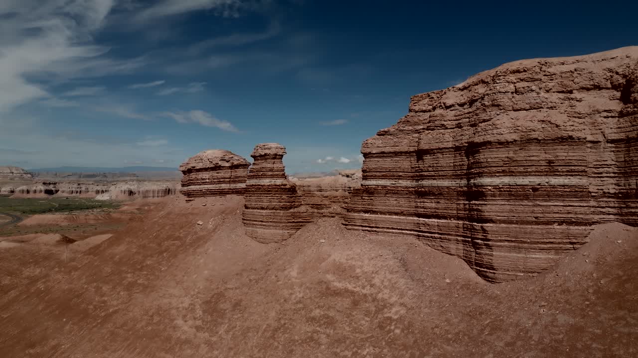 volando entre los acantilados de arenisca roja en el desierto de cainsville, utah