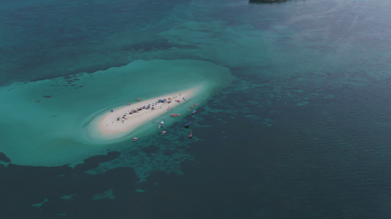 드론 샷 사람과 보트로 가득한 열대 모래 섬