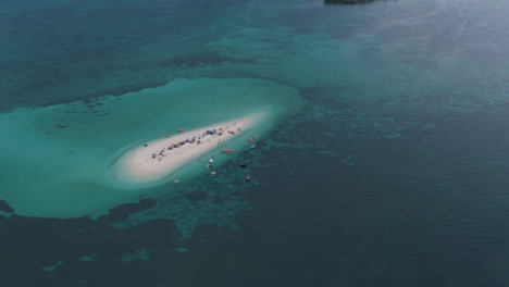 Drone-Disparó-Isla-De-Arena-Tropical-Llena-De-Gente-Y-Barcos