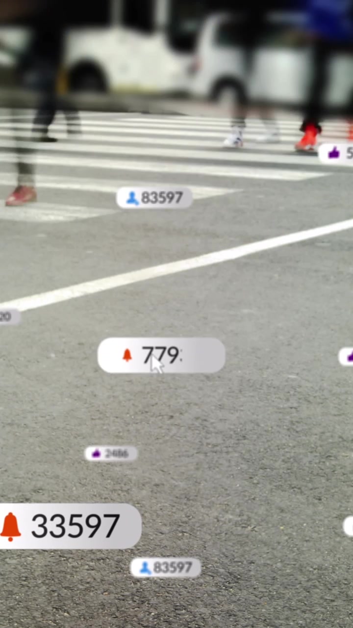 Animazione di icone di social media su un time-lapse della sezione inferiore di persone che attraversano la strada
