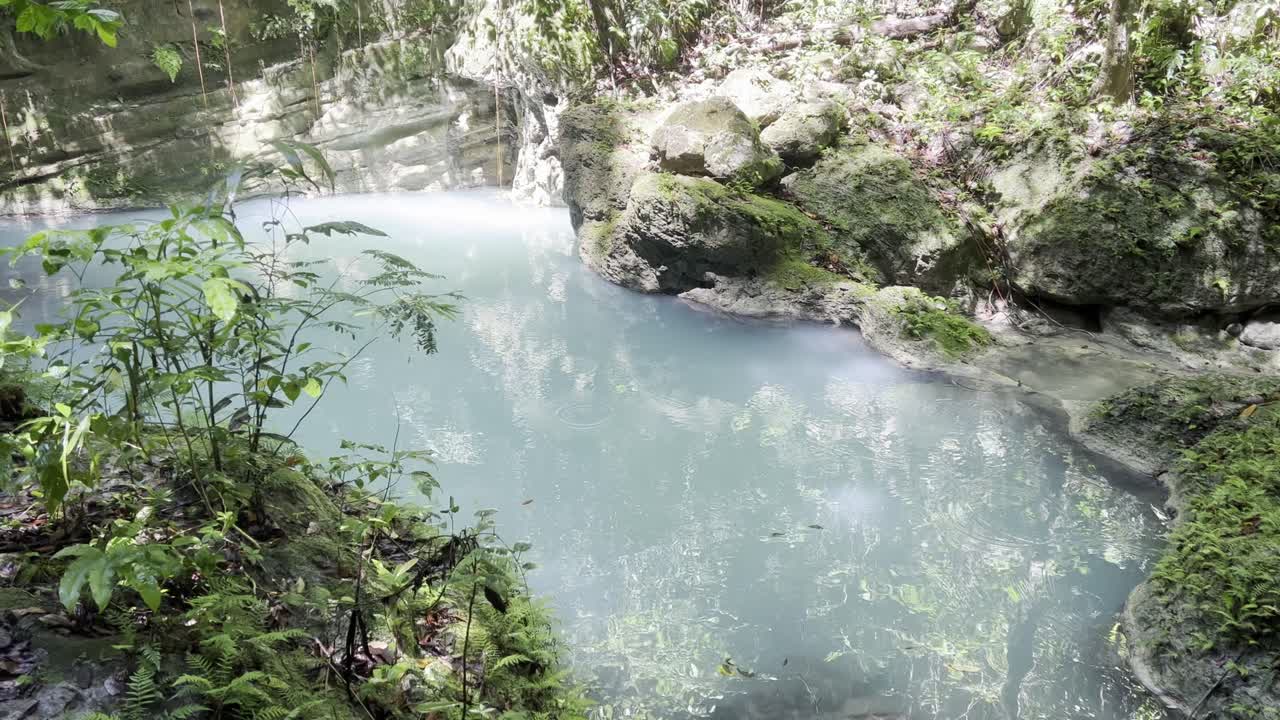 도미니카 공화국의 푸에르토 플라타 지방의 투바구아 근처에 있는 샤르코스 데 로스 밀타리도 (charcos de los militaros) 에서 바위 위로 흐르는 그림 같은 하천.