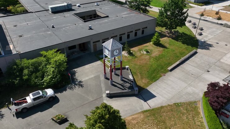 Imagens de drone orbitando a torre do relógio do South Seattle College em um dia ensolarado